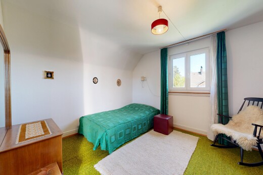 chambre avec drywall, cloison sèche, vaulted ceiling, plafond voûté, et low ceiling