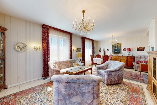 wohnzimmer mit bemerkenswerter kronleuchter, tile floor, fliesenboden, inside property, und natural light