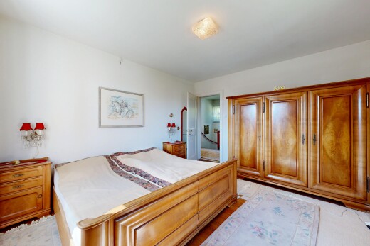 chambre avec cloison sèche, drywall, light floor, inside property, et sol en finition bois