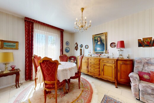 salle à manger avec lustre remarquable, inside property, natural light, lumière naturelle, et light floor