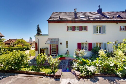 façade avec property visible, day time, cheminée, bardage en stuc, et toit en tuiles