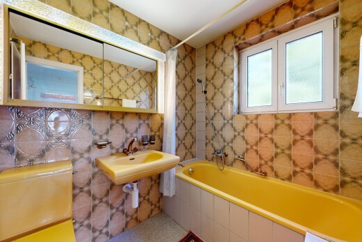 salle de bains avec miroir, tile wall, mur en carrelage, douche-bain combinés, et salle de bain complète