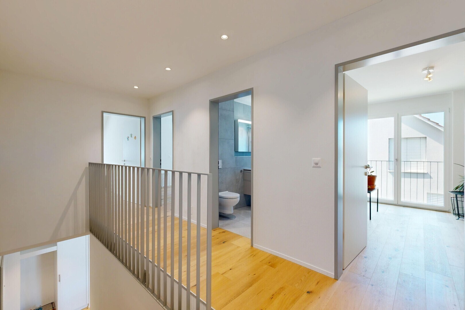 halle / korridor mit wood finish floor, holzfußboden, drywall, gipskartonwand, und inside property