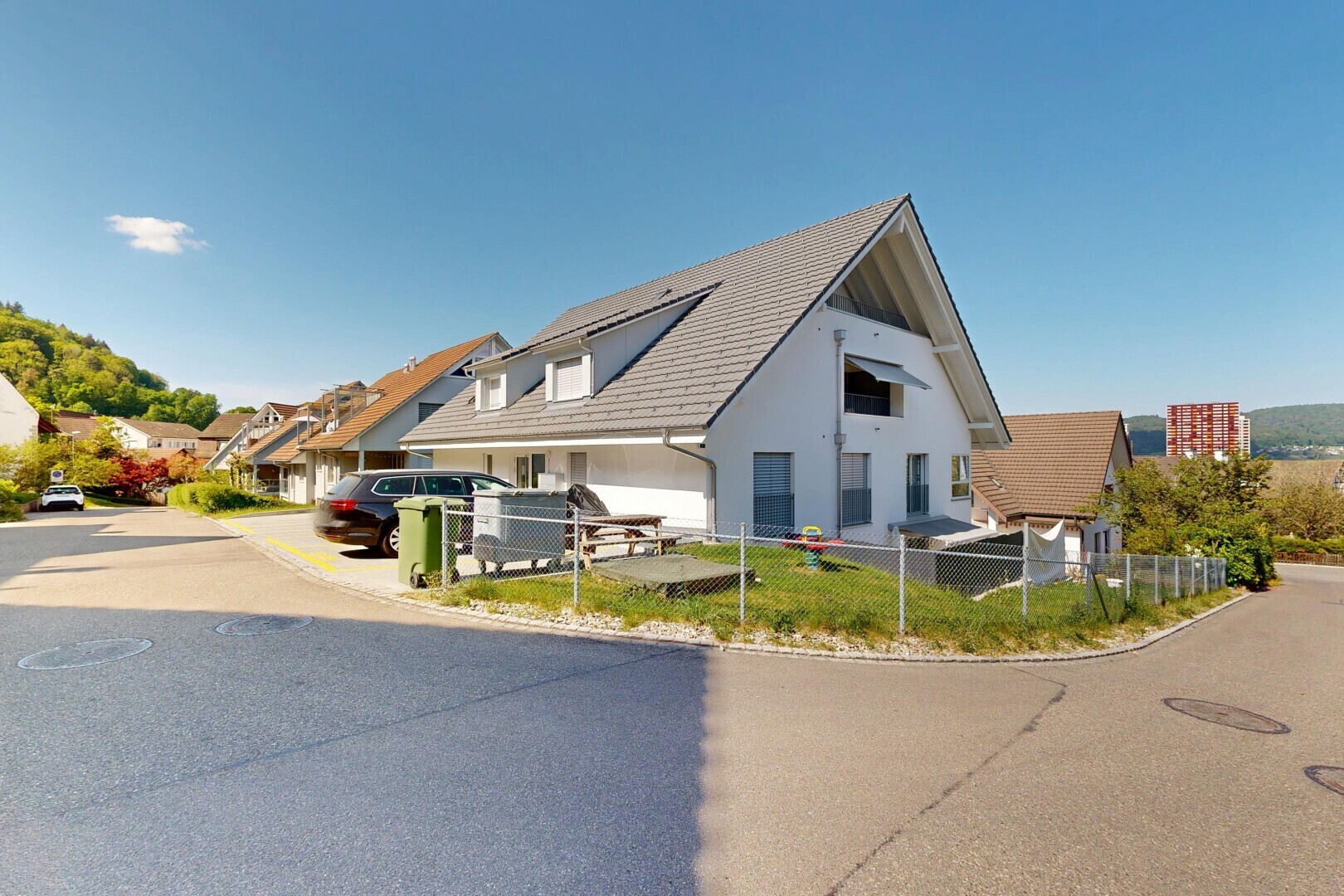 außenansicht mit day time, dachgaube, markise, zaun, und stuckverkleidung
