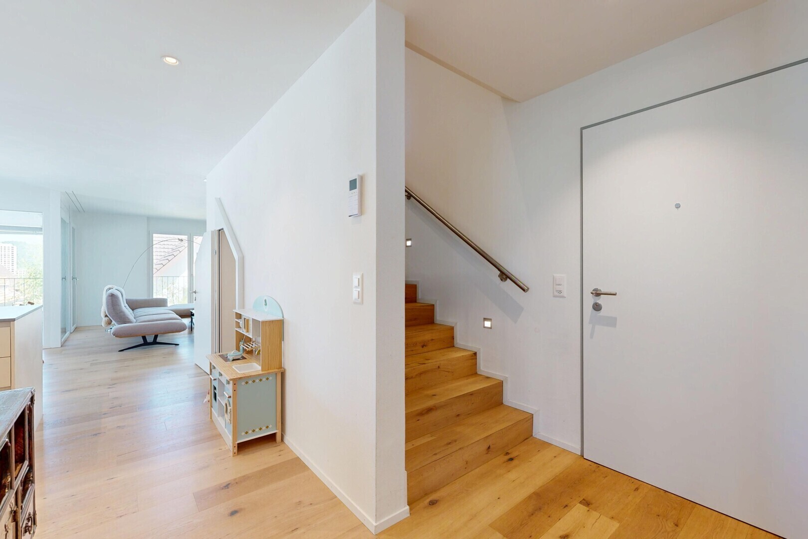 treppe mit wood finish floor, holzfußboden, treppen, drywall, und gipskartonwand