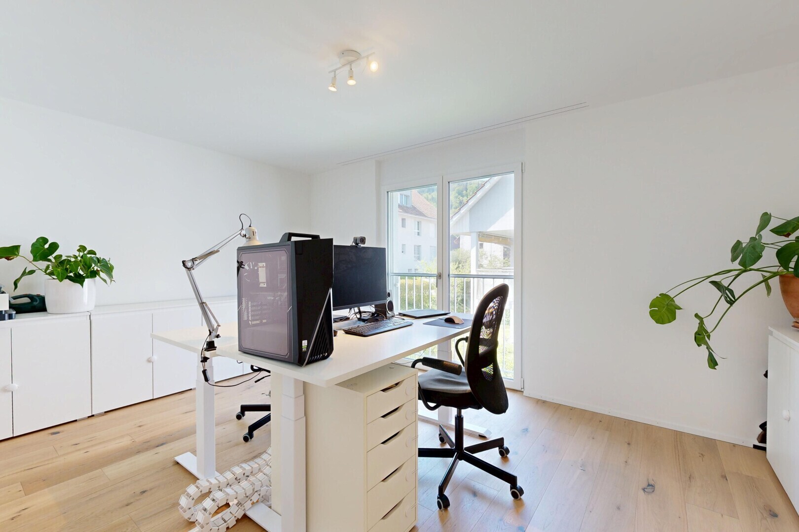 büro mit bürobereich, wood finish floor, holzfußboden, drywall, und gipskartonwand