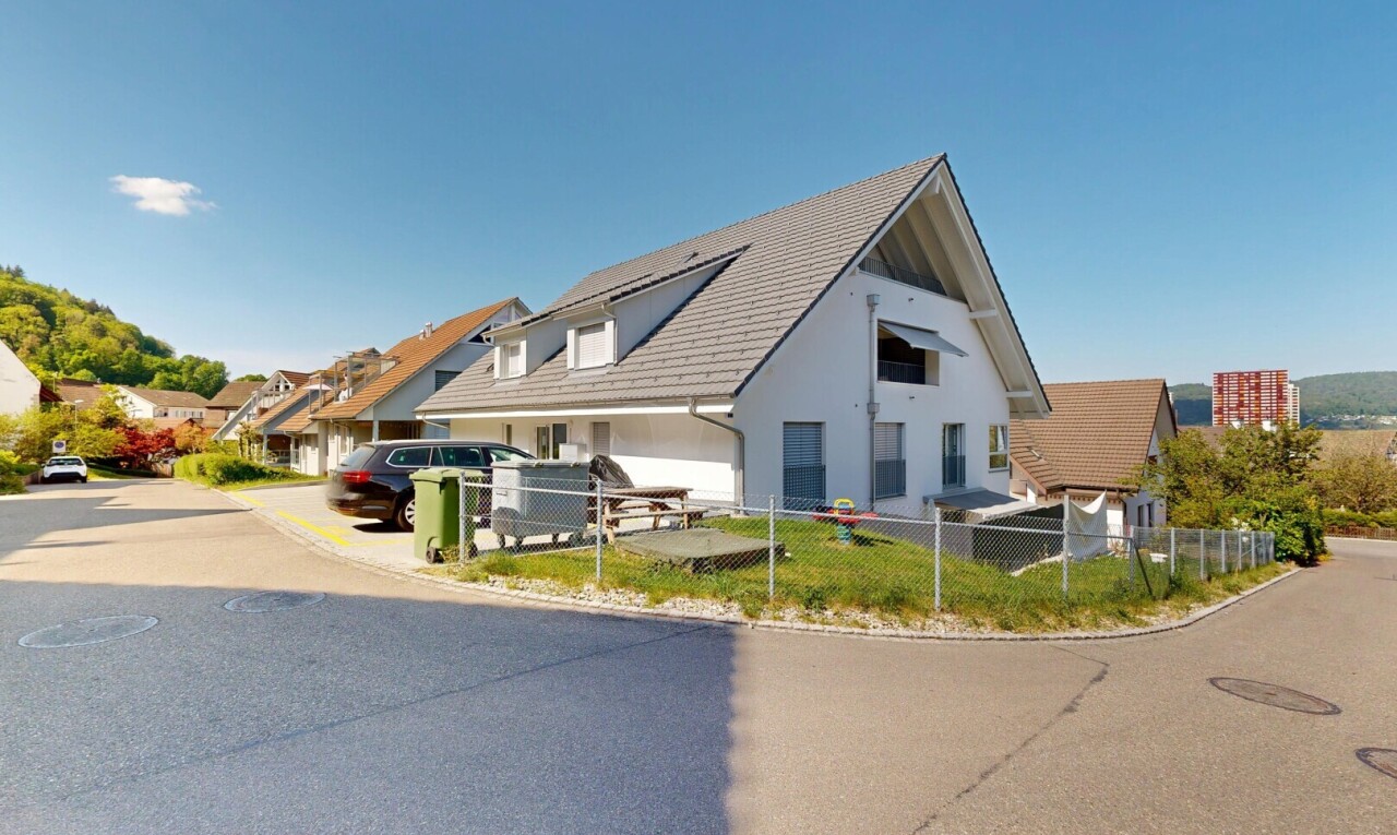außenansicht mit day time, dachgaube, markise, zaun, und stuckverkleidung