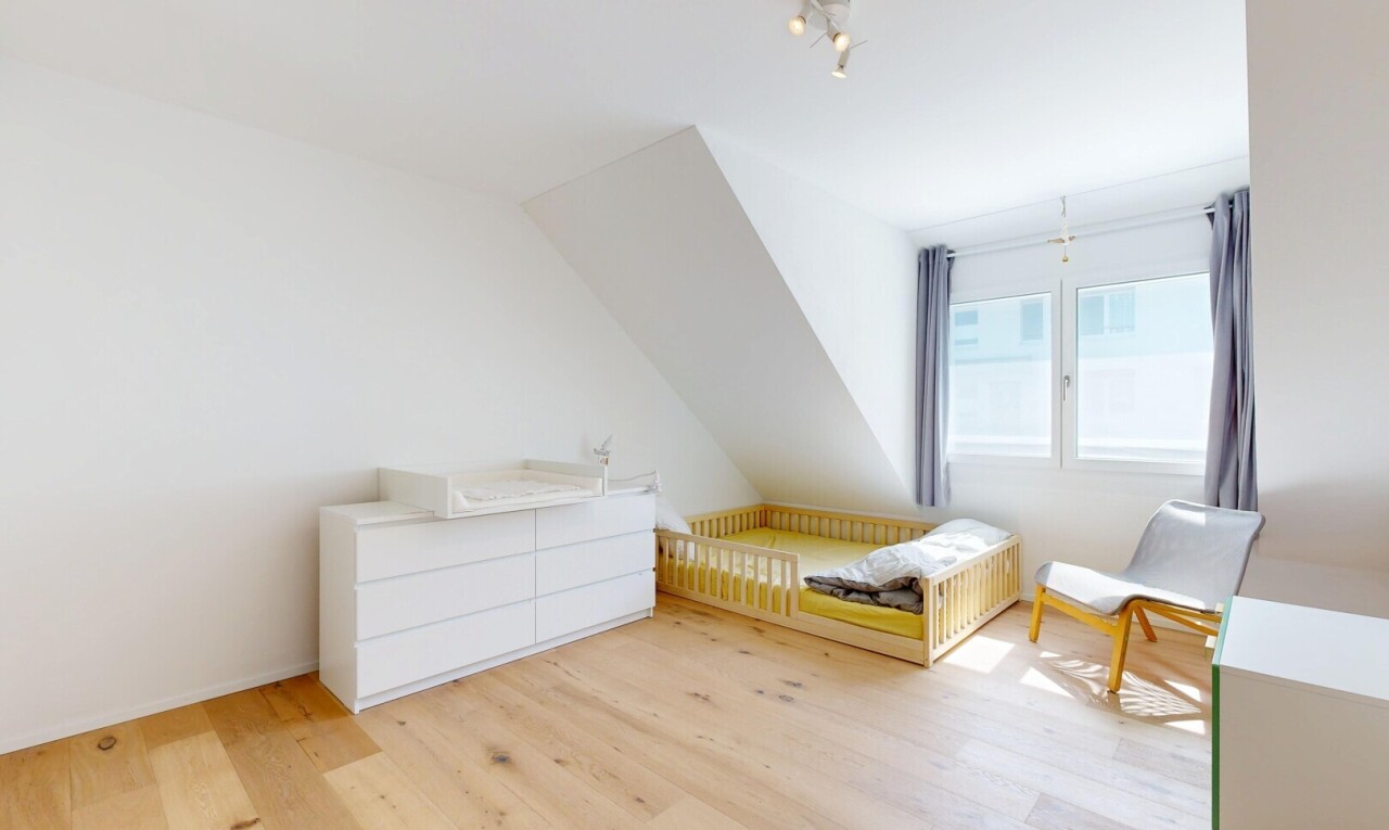 zimmer / schlafzimmer mit zusätzliches zimmer, wood finish floor, holzfußboden, inside property, und natural light