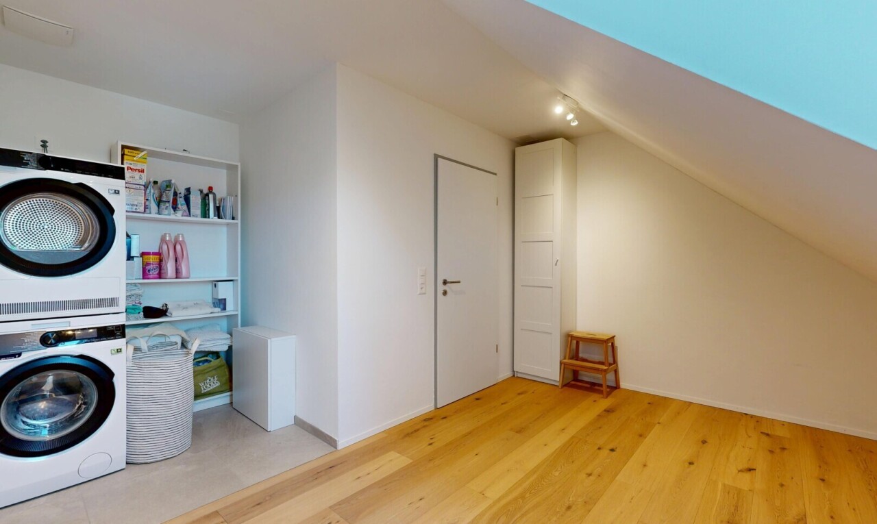 wäschekammer mit waschturm, wood finish floor, holzfußboden, light floor, und drywall