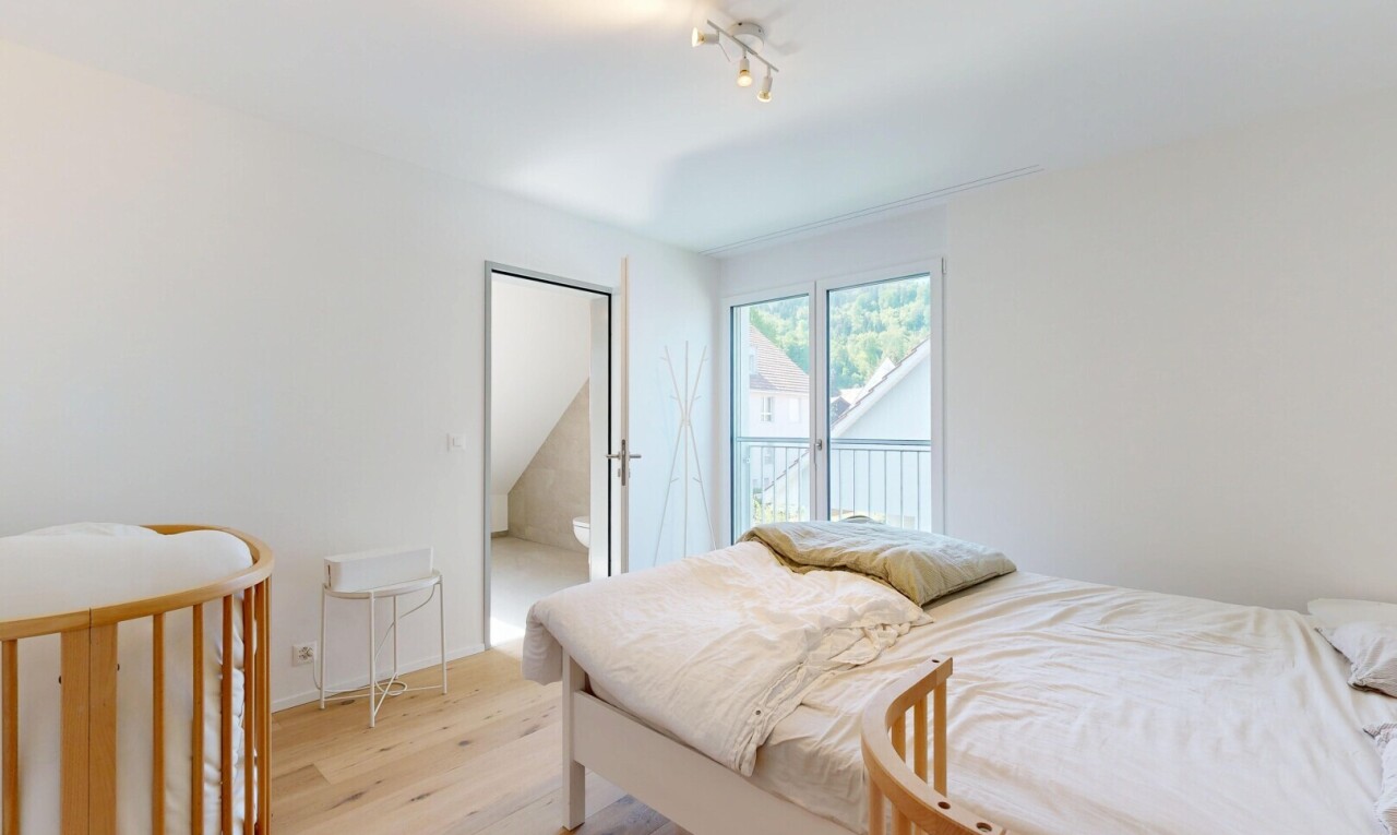 zimmer / schlafzimmer mit wood finish floor, holzfußboden, drywall, gipskartonwand, und inside property