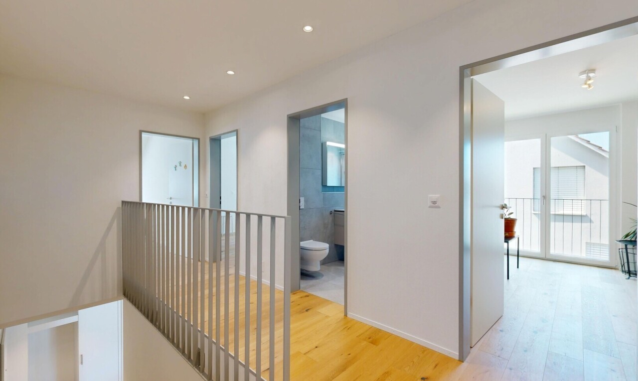 halle / korridor mit wood finish floor, holzfußboden, drywall, gipskartonwand, und inside property