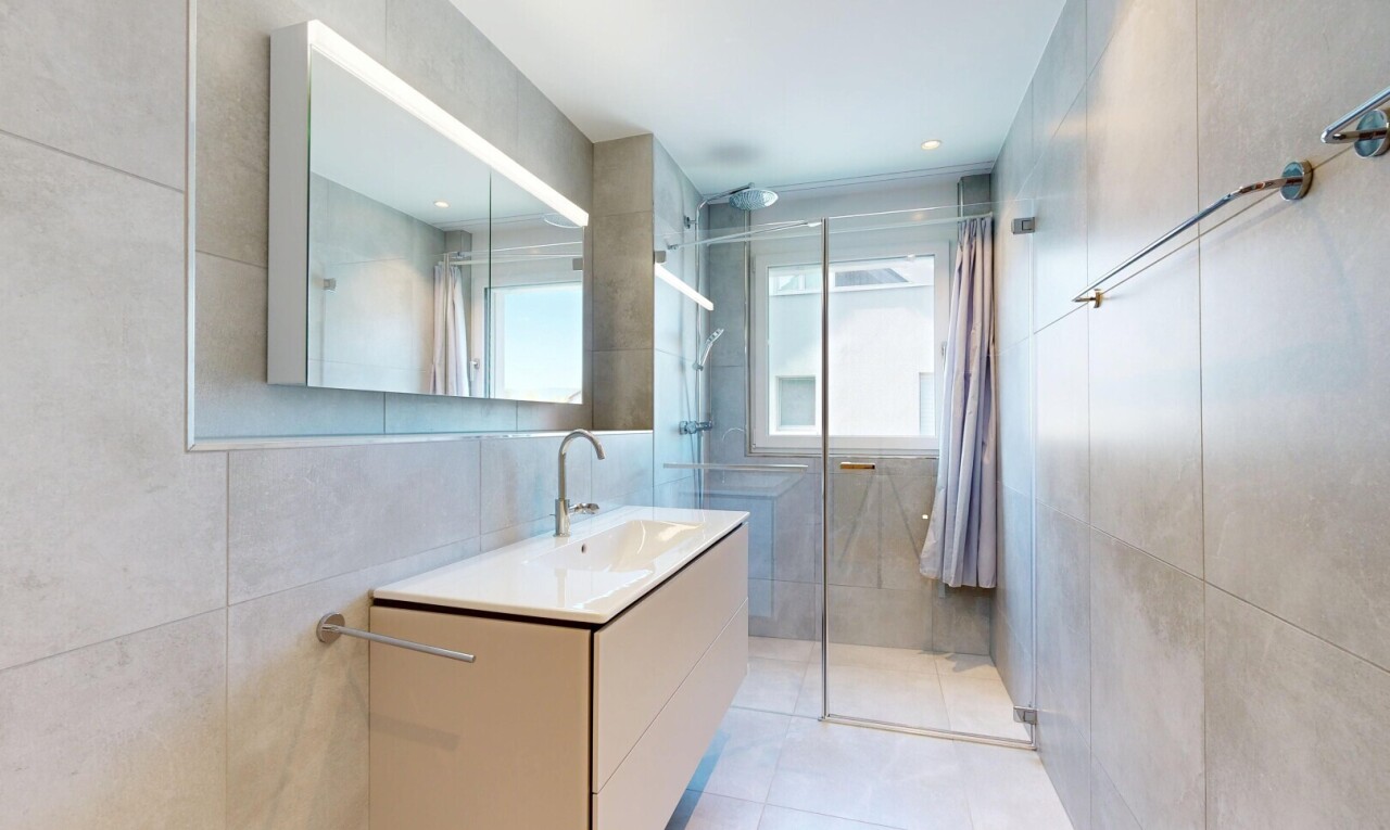 bad mit tile wall, fliesenwand, komplettes badezimmer, dusche, und natural light