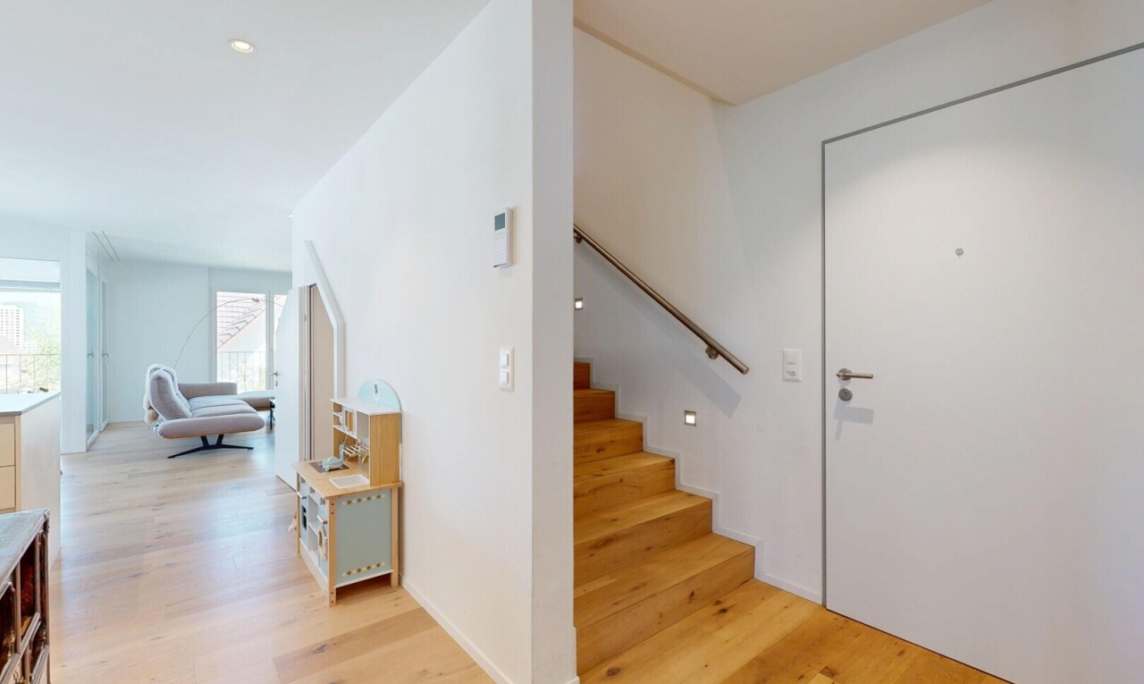 treppe mit wood finish floor, holzfußboden, treppen, drywall, und gipskartonwand