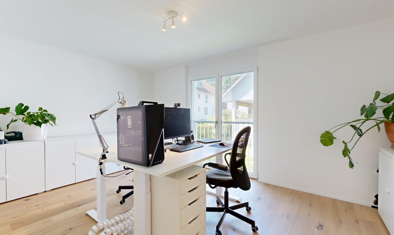 büro mit bürobereich, wood finish floor, holzfußboden, drywall, und gipskartonwand
