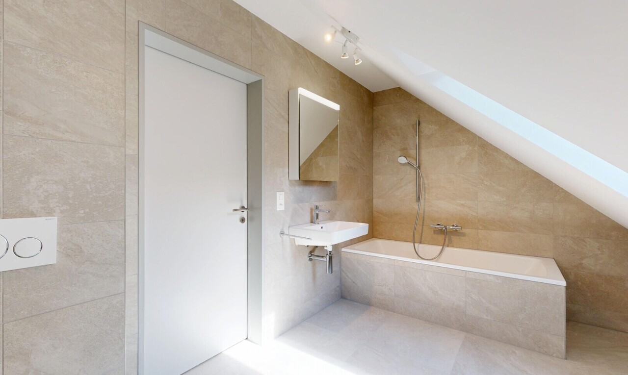 bad mit spiegel, tile wall, fliesenwand, komplettes badezimmer, und vaulted ceiling