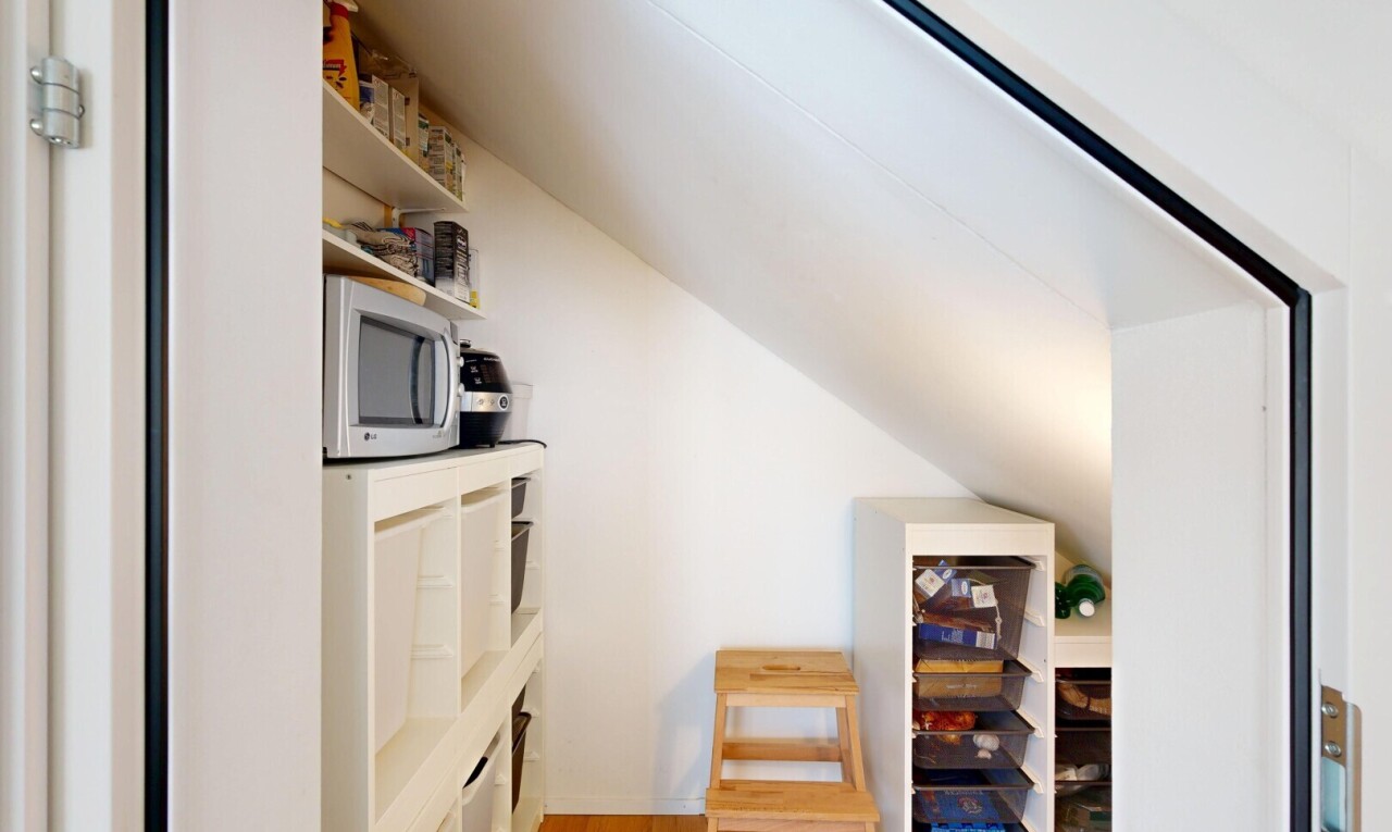 treppe mit inside property, holzfußboden, wood finish floor, gipskartonwand, und drywall