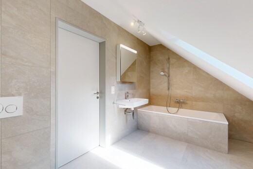 salle de bains avec miroir, tile wall, mur en carrelage, salle de bain complète, et vaulted ceiling