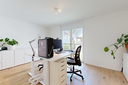 büro mit bürobereich, wood finish floor, holzfußboden, drywall, und gipskartonwand