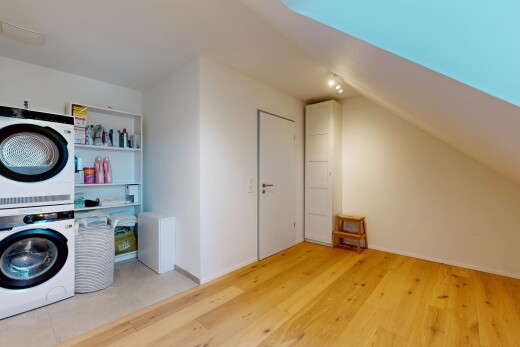 wäschekammer mit waschturm, wood finish floor, holzfußboden, light floor, und drywall