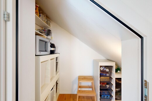 treppe mit inside property, holzfußboden, wood finish floor, gipskartonwand, und drywall