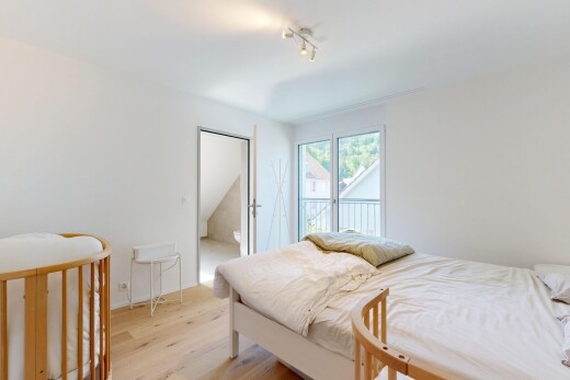 chambre avec wood finish floor, sol en finition bois, drywall, cloison sèche, et inside property
