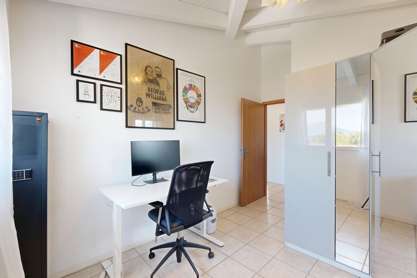 bureau avec beamed ceiling, plafond à poutres, télévision, drywall, et cloison sèche