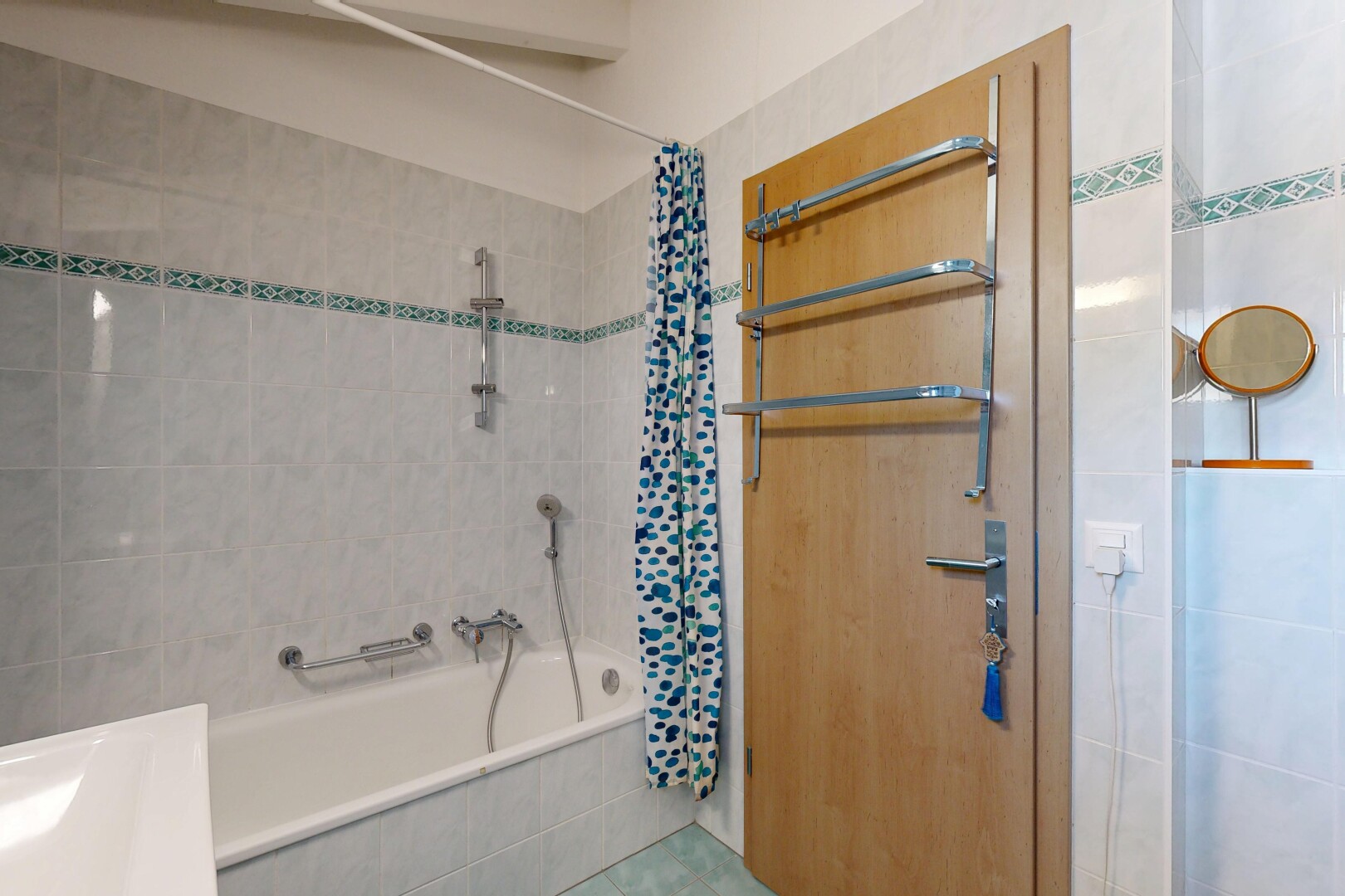 salle de bains avec douche-bain combinés, salle de bain complète, inside property, tile wall, et mur en carrelage