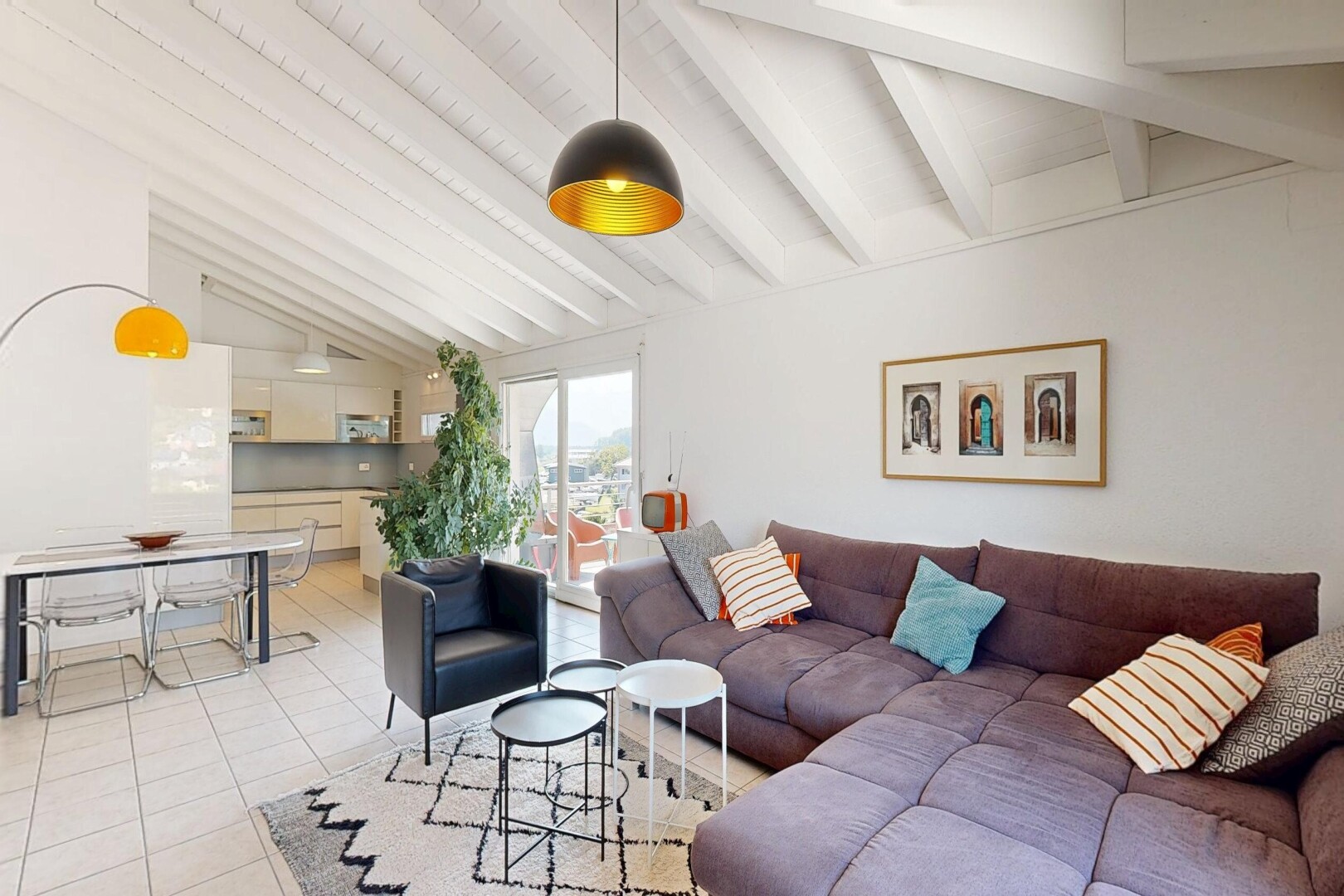 salon avec éclairage suspendu, plafond voûté, vaulted ceiling, plafond à poutres, et beamed ceiling