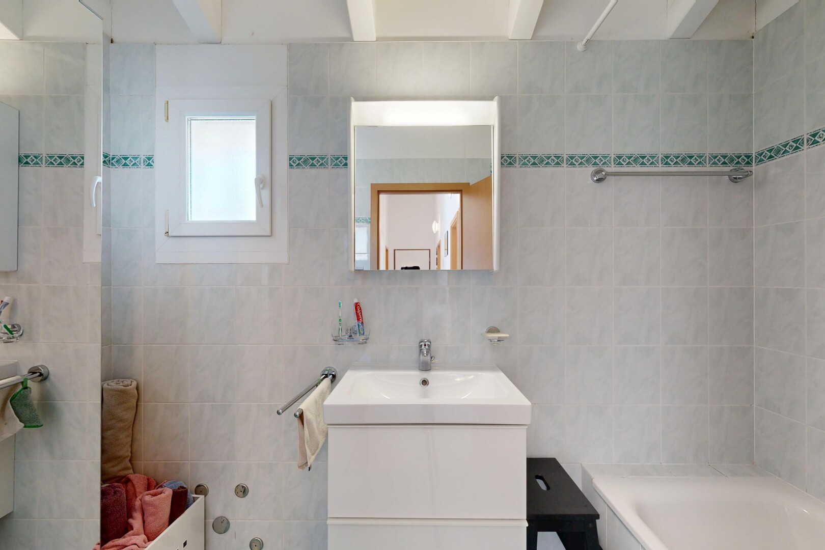 salle de bains avec salle de bain complète, miroir, mur en carrelage, tile wall, et lavabo (ou coiffeuse selon le contexte)