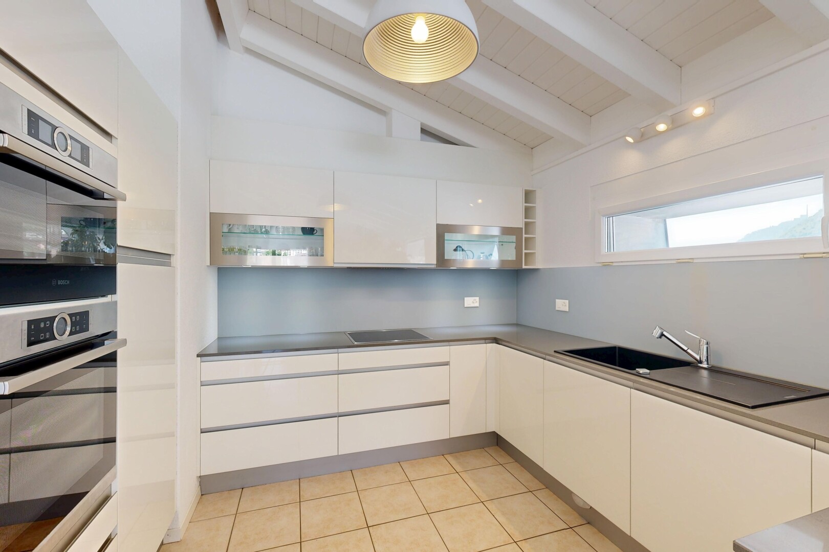cuisine avec light floor, plafond à poutres, beamed ceiling, four double, et plafond voûté