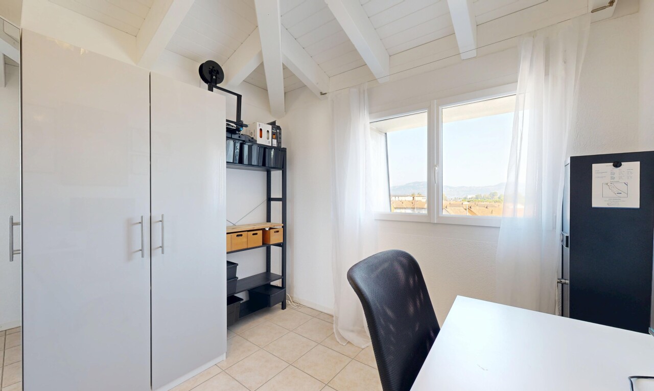 bureau avec beamed ceiling, plafond à poutres, high end ceiling, inside property, et tile floor