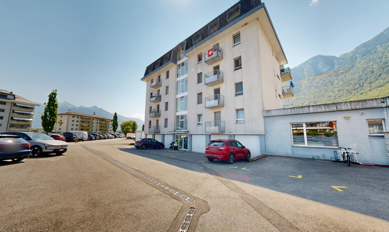 extérieur du bâtiment avec mountain view, vue sur la montagne, day time, apartment complex view, et vue sur le complexe d'appartements