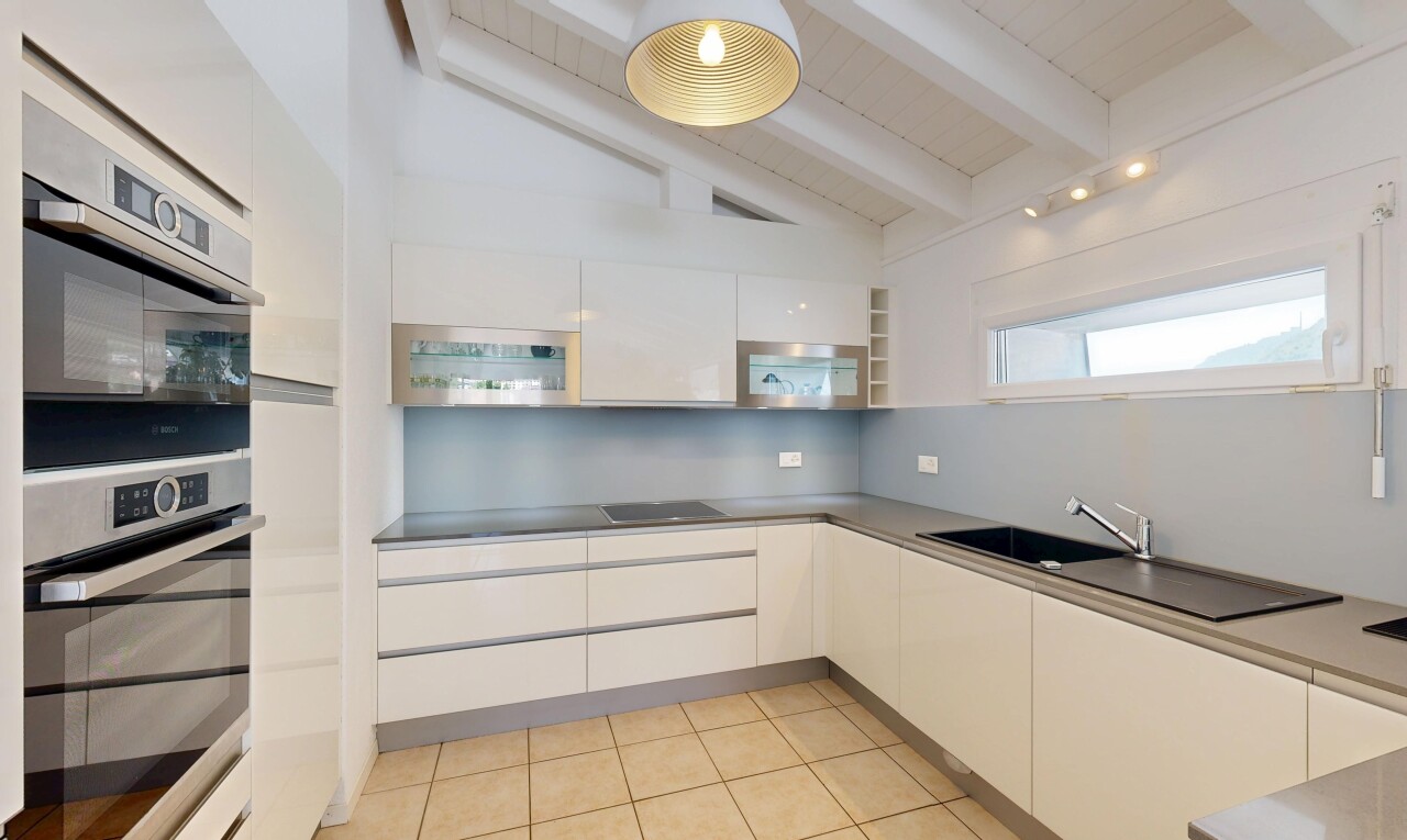 cuisine avec light floor, plafond à poutres, beamed ceiling, four double, et plafond voûté