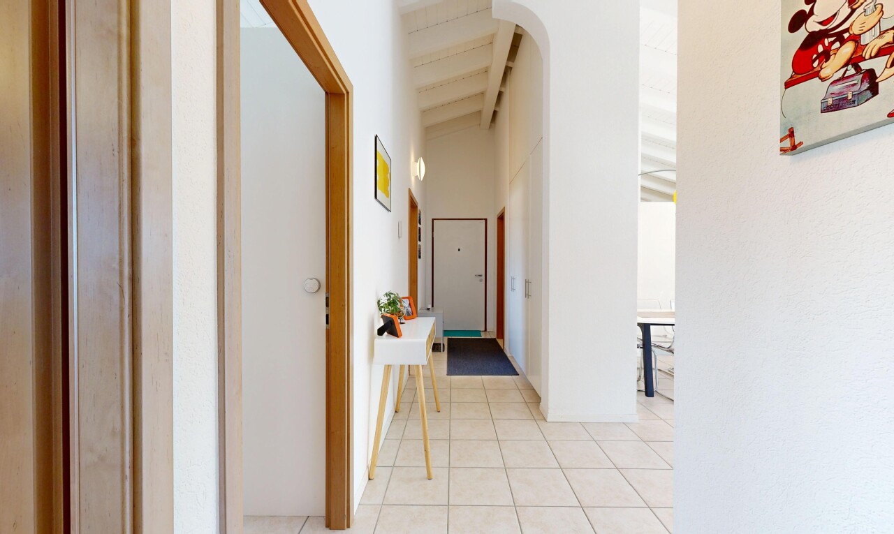 couloir avec plafond à poutres, beamed ceiling, plafond haut, high ceiling, et high end ceiling
