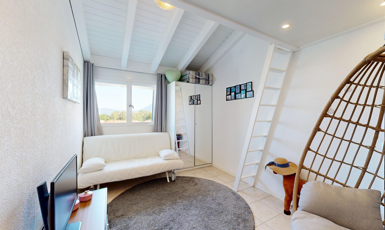 salon avec plafond à poutres, beamed ceiling, éclairage encastré, plafond voûté, et vaulted ceiling