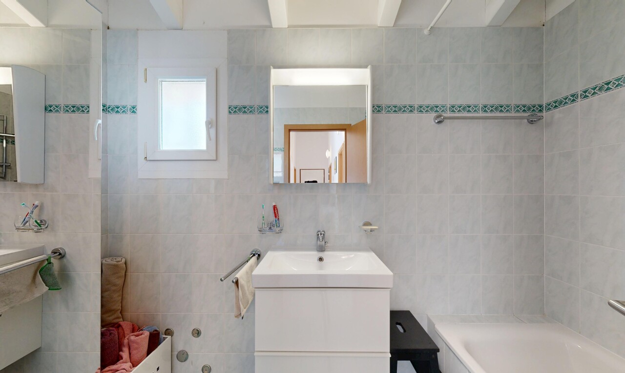 salle de bains avec salle de bain complète, miroir, mur en carrelage, tile wall, et lavabo (ou coiffeuse selon le contexte)