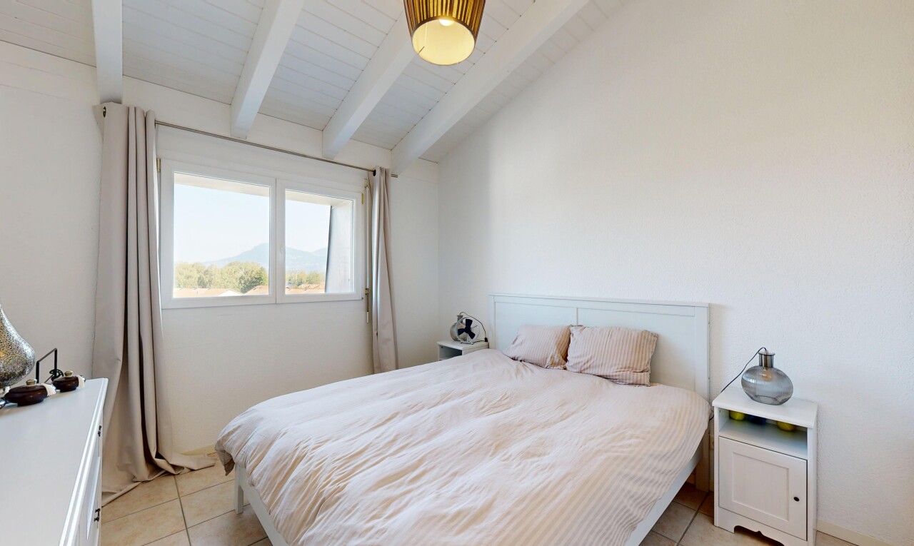 chambre avec beamed ceiling, plafond à poutres, vaulted ceiling, plafond voûté, et high end ceiling