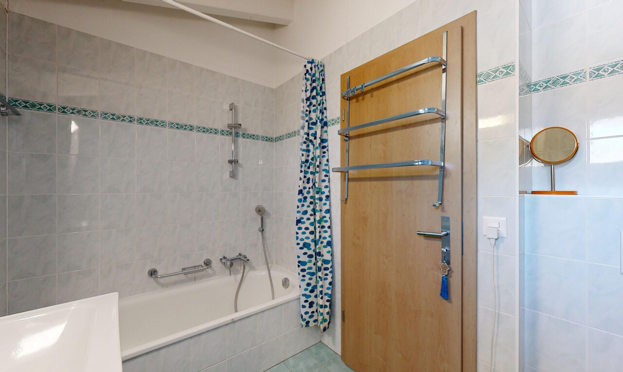 salle de bains avec douche-bain combinés, salle de bain complète, inside property, tile wall, et mur en carrelage