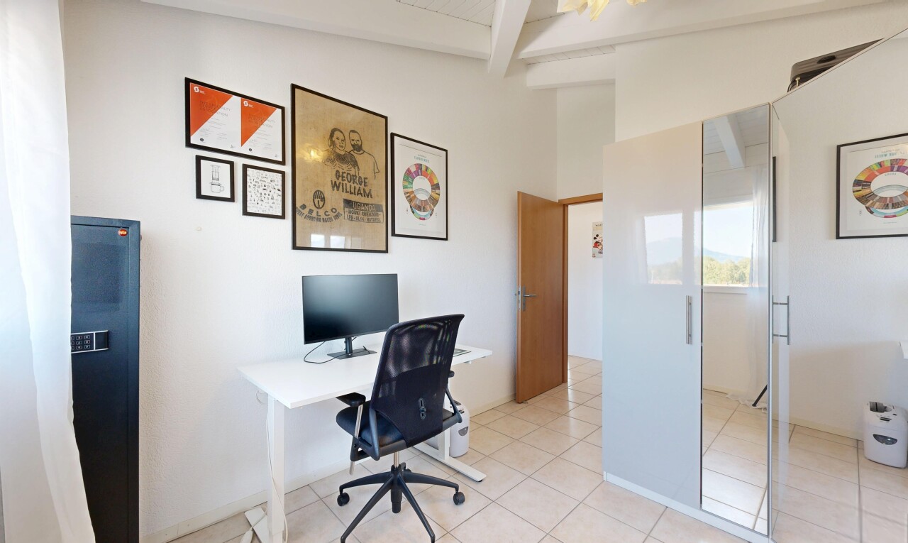 bureau avec beamed ceiling, plafond à poutres, télévision, drywall, et cloison sèche