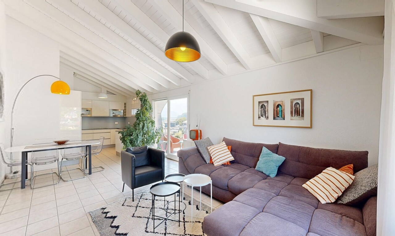 salon avec éclairage suspendu, plafond voûté, vaulted ceiling, plafond à poutres, et beamed ceiling