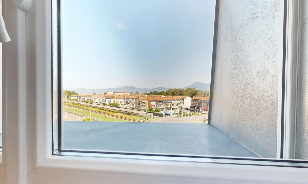 détails avec view, lumière naturelle, view focus, inside property, et window