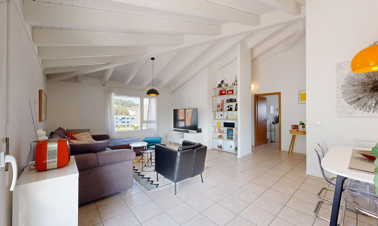 salon / salle à manger avec plafond à poutres, beamed ceiling, plafond voûté, vaulted ceiling, et high end ceiling