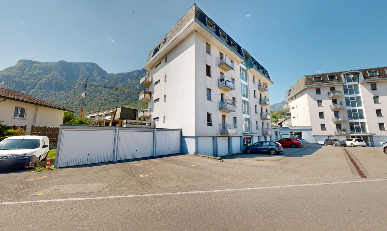 extérieur du bâtiment avec mountain view, vue sur la montagne, apartment complex view, vue sur le complexe d'appartements, et day time