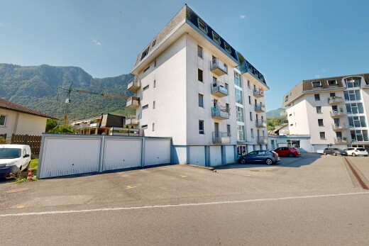 extérieur du bâtiment avec mountain view, vue sur la montagne, apartment complex view, vue sur le complexe d'appartements, et day time