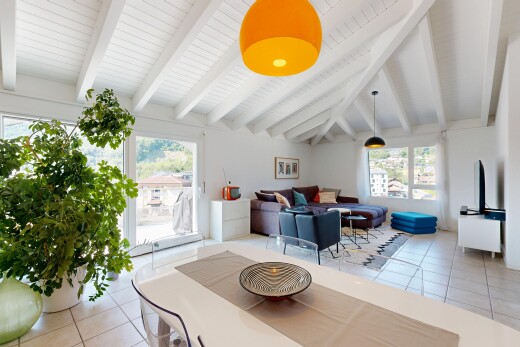 salon / salle à manger avec éclairage suspendu, plafond à poutres, beamed ceiling, plafond voûté, et vaulted ceiling