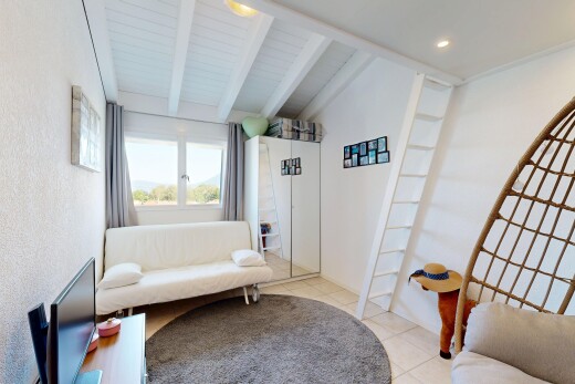 salon avec plafond à poutres, beamed ceiling, éclairage encastré, plafond voûté, et vaulted ceiling