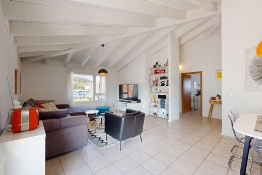 salon / salle à manger avec plafond à poutres, beamed ceiling, plafond voûté, vaulted ceiling, et high end ceiling