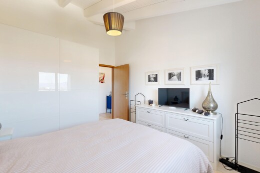 chambre avec plafond à poutres, beamed ceiling, high end ceiling, télévision, et cloison sèche