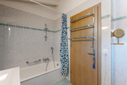 salle de bains avec douche-bain combinés, salle de bain complète, inside property, tile wall, et mur en carrelage