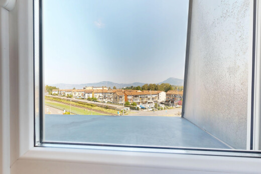 détails avec view, lumière naturelle, view focus, inside property, et window